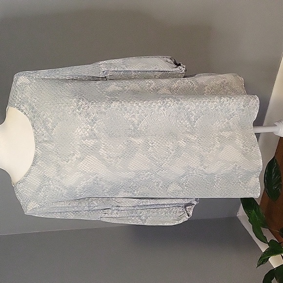 Cal Style Light Blue Snake Print Flounce Sleeve Lined Blouse - Size S - Picture 1 of 9